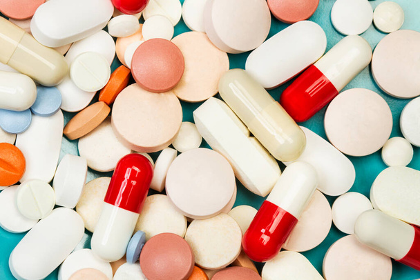 Un montón de píldoras y cápsulas médicas en una vista superior y en una vista de cerca - Foto, Imagen