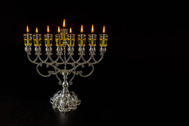 Joodse traditionele verlichting vakantie symbool Jodendom Chanoeka menora met zijn brandende olie kaarsen - Foto, afbeelding