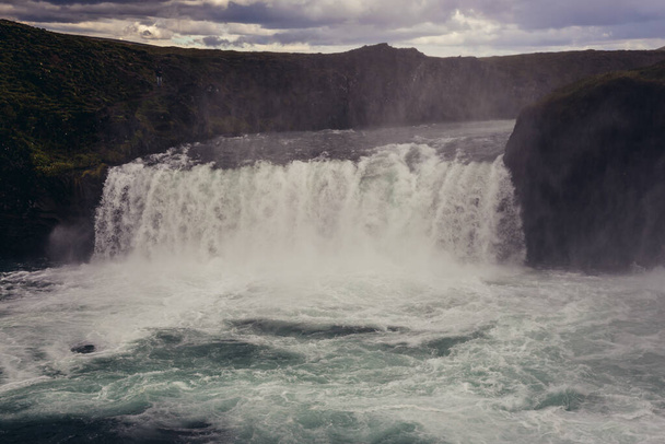 Una de las cascadas más famosas de Islandia: la cascada Godafoss - Foto, imagen