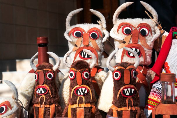 冬へのお別れのカーニバル中にフェアで手作りのキラー。Kukers日-古代ブルガリアの儀式カーニバル。ブルガリアの民俗祭と仮面舞踏会 - 写真・画像