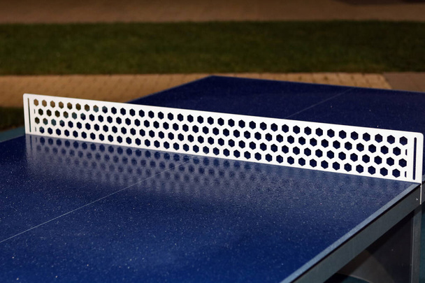 Table de ping-pong bleue dans la cour publique avec givre - Photo, image