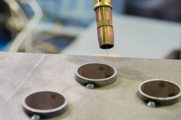 Robô de soldagem industrial para soldagem a arco de metal a gás em exposição robótica - Foto, Imagem