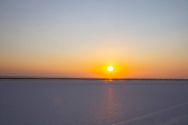 El segundo lago más grande de Turquía, la puesta de sol en el lago salado - Foto, imagen
