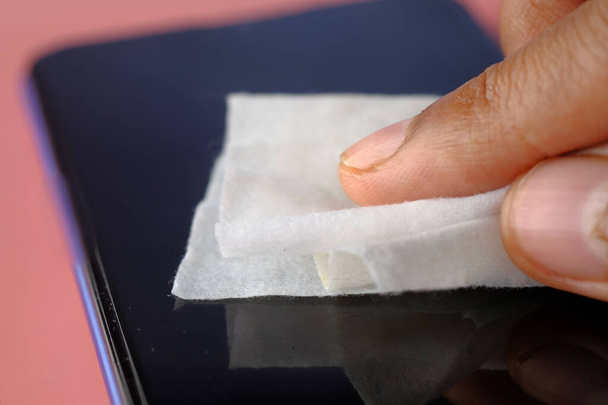 homem mão limpeza exposição do telefone móvel para prevenir vírus  - Foto, Imagem