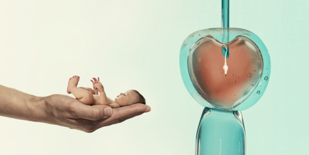 Eizelle mit Nadel und Sperma für künstliche Befruchtung oder In-vitro-Fertilisation und menschliches Baby auf der Handfläche. Konzept der künstlichen Befruchtung oder Fruchtbarkeitsbehandlung.  - Foto, Bild