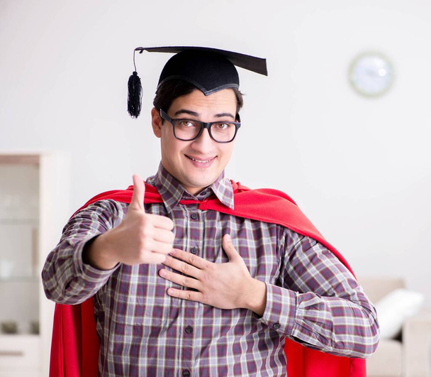 Superhelden-Student trägt Mörtel in rotem Mantel - Foto, Bild