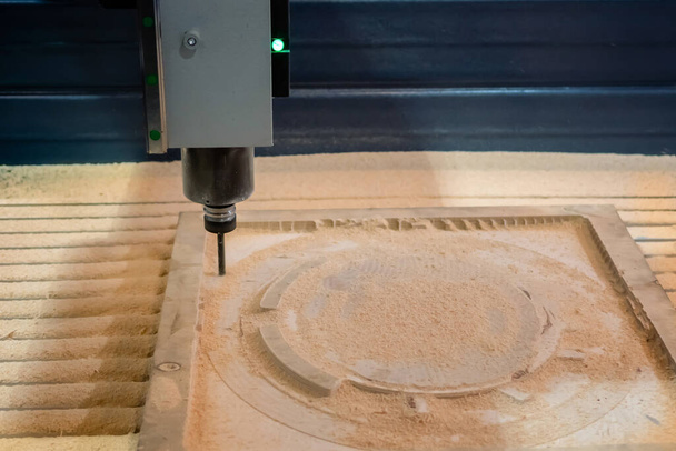 Freesmachine snijden van houten werkstuk van houtpulp op technologie tentoonstelling - Foto, afbeelding