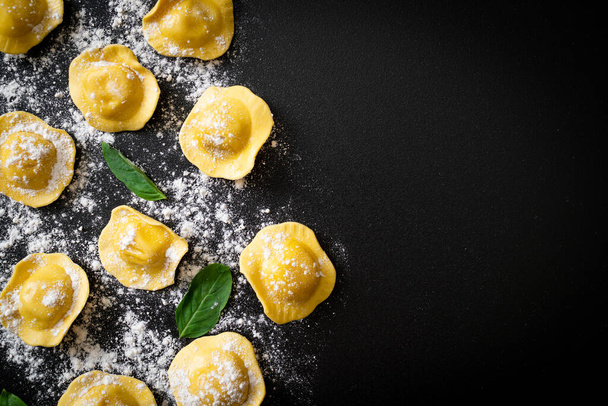 Pâtes raviolis italiennes traditionnelles - style culinaire italien - Photo, image
