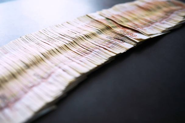 Geldscheine mit der Aufschrift "fünftausend Rubel". Das russische Geld hat einen Nennwert von fünftausend Rubel. Nahaufnahme des russischen Rubels. Das Konzept der Finanzierung. Hintergrund und Struktur des Geldes - Foto, Bild