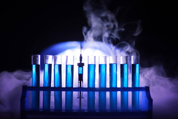 Тестовая трубка из стекла переполняется новой жидкости раствор калия синий проводит анализ реакции принимает различные версии реагентов с использованием химических фармацевтических рака производства  - Фото, изображение