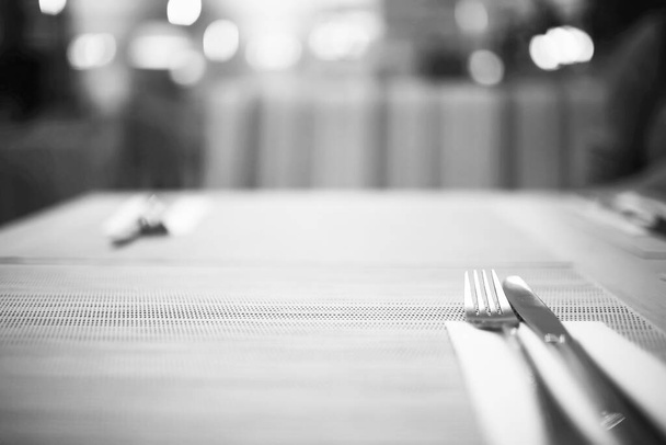 couverts sur la table dans le cadre de la table de restaurant, couteau, fourchette, cuillère, interio - Photo, image