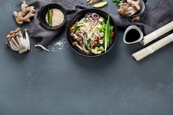 Удонская лапша с грибами и овощами. Азиатский стиль здоровой пищи. Вид сверху, пространство для копирования - Фото, изображение