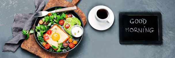 Fried egg on bread with vegetables. Delicious and healthy breakfast. Top view, chalkboard - Foto, afbeelding