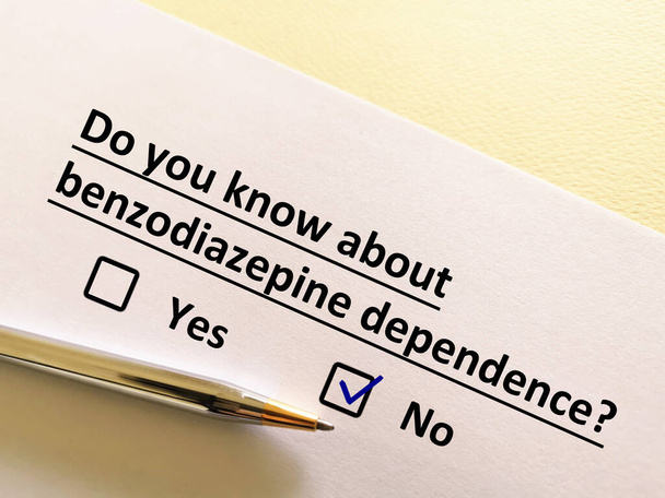 Egy ember válaszol a pszichiátriai gyógyszerekkel kapcsolatos kérdésekre. A személy nem tud a benzodiazepin-függőségről. - Fotó, kép