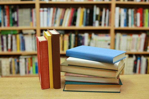 Книги на столе в библиотеке - Фото, изображение