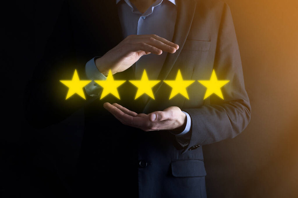 Man hand smartphone phone on five star excellent rating.point five star symbol to increase rating of company Felülvizsgálata, növelése minősítés vagy rangsorolás, értékelés és osztályozás koncepció - Fotó, kép
