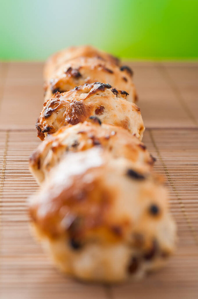 Pequenos muffins em toalha de mesa de bambu. - Foto, Imagem