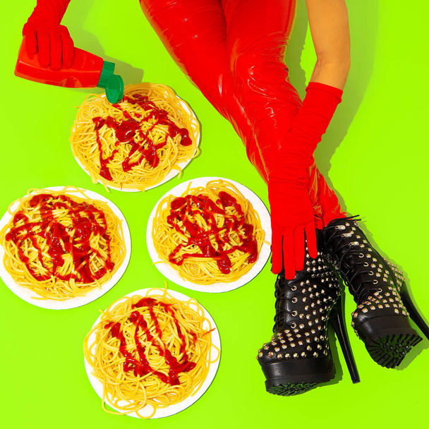 Party Girl with pasta - Φωτογραφία, εικόνα