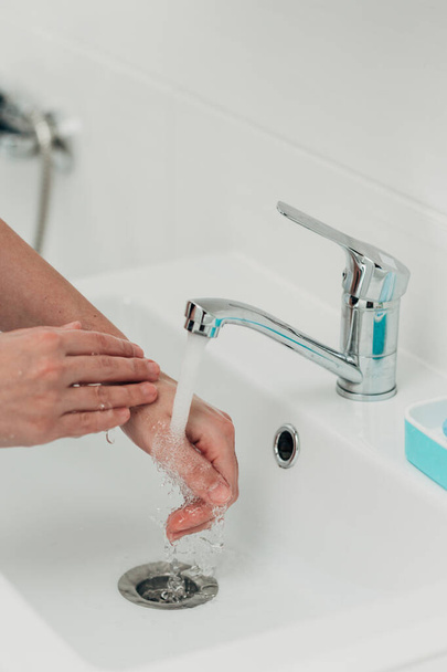 The Girl Washes Her Hands to Avoid Infection With the Virus COVID-19 - Foto, immagini