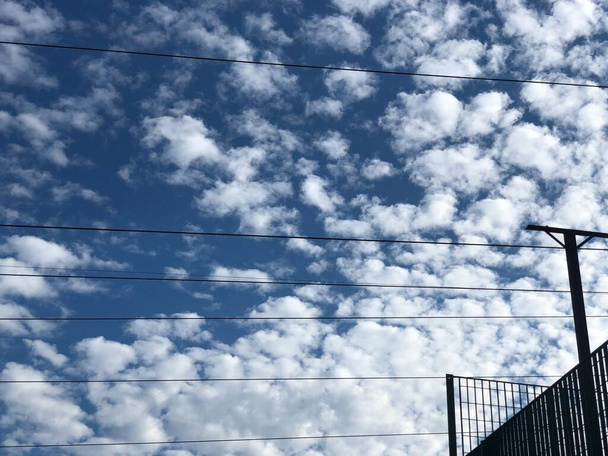 Beaux nuages sur le ciel bleu - Photo, image