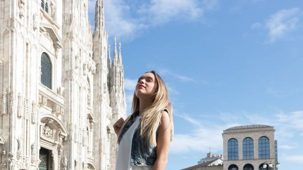 Pretty millennial teenager tourist besuchen die Stadt Mailand, in Italien - Foto, Bild