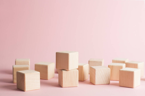 Cubi di legno su sfondo rosa. Posto per testo - Foto, immagini