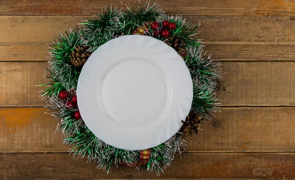 Κάτοψη λευκού πιάτου με χαρτοπετσέτα. Χριστουγεννιάτικο τραπέζι. Επίπεδο lay, πάνω όψη.  - Φωτογραφία, εικόνα