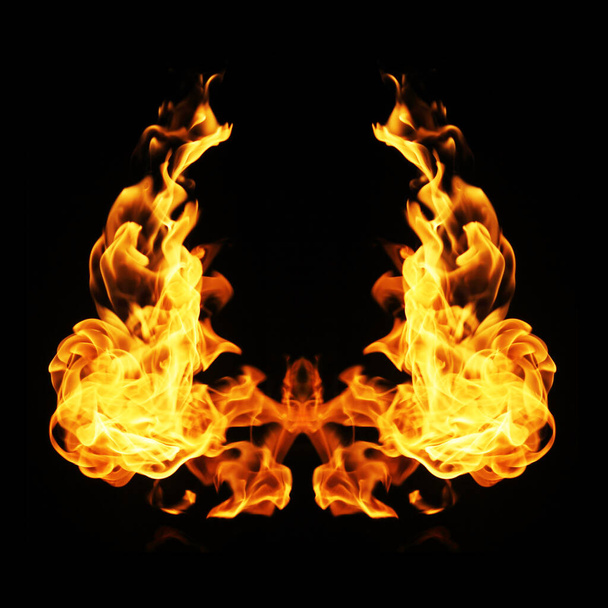 Colección de llamas de fuego aisladas sobre fondo negro - Foto, imagen