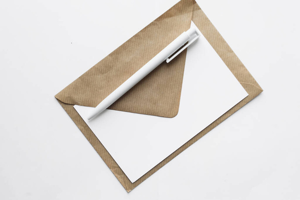 écrire une lettre, enveloppe avec carte postale et stylo sur fond blanc  - Photo, image