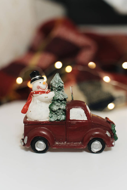 Χριστουγεννιάτικο παιχνίδι αυτοκίνητο στο φόντο των Χριστουγέννων - Φωτογραφία, εικόνα