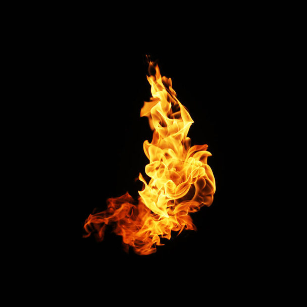 Colección de llamas de fuego aisladas sobre fondo negro - Foto, Imagen
