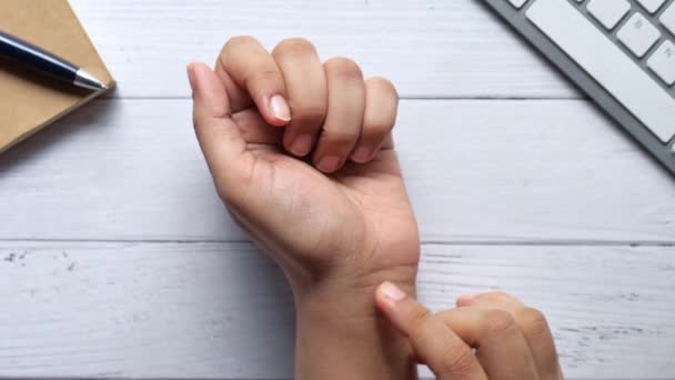  Mujeres jóvenes manos que sufren dolor de muñeca,  - Metraje, vídeo