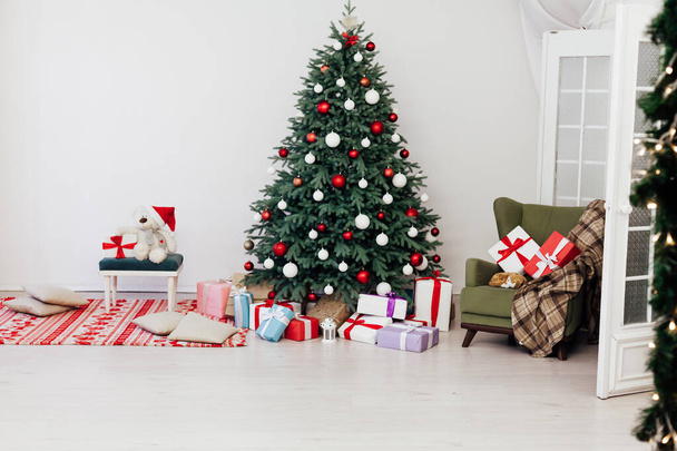 Vánoční stromeček s dárkovou dekorací koule věnce Nový rok interiér - Fotografie, Obrázek