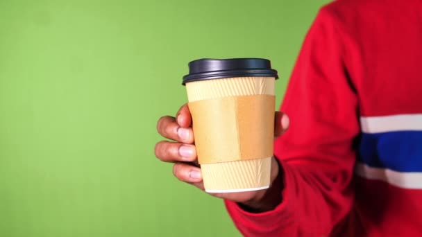 Hand hält wiederverwendbare Öko-Kaffeetasse aus nächster Nähe  - Filmmaterial, Video