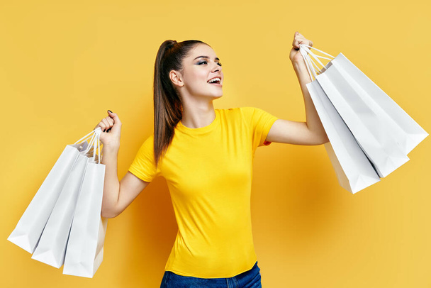 Boldog izgatott bolti nő bevásárló táskák a kezében élvezze a vásárlást - Fotó, kép