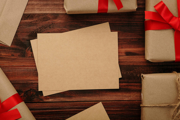 Boldog karácsonyt kraft papír üdvözlő kártya mockup sablon karácsonyi ajándékok dekorációk. - Fotó, kép