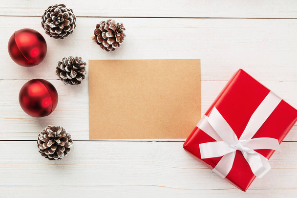 Feliz Natal kraft papel cartão de saudação e envelope modelo de maquete com caixas de presente. - Foto, Imagem