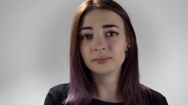 Πορτρέτο της δυστυχισμένης γυναίκας που κλαίει στο λευκό φόντο - Πλάνα, βίντεο