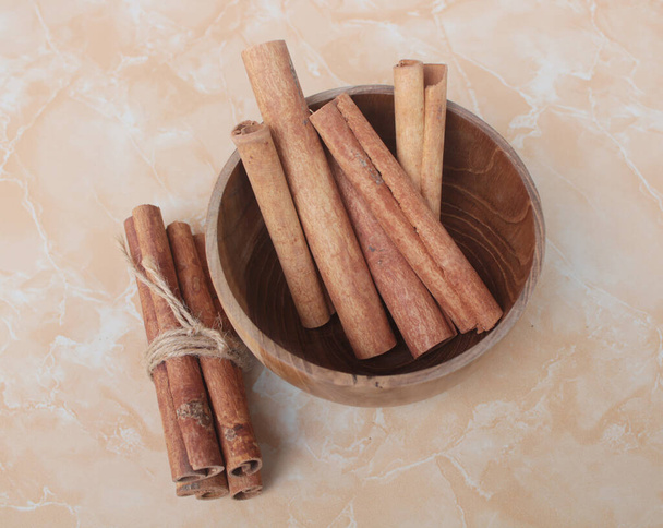 bastón de canela en cuenco de madera - Foto, imagen
