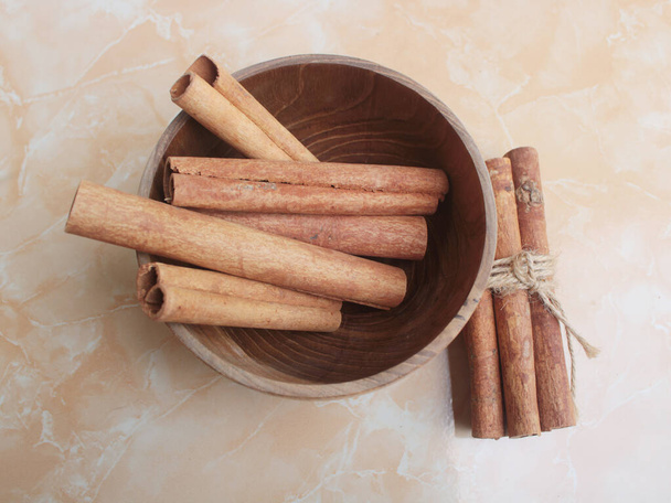 kaneelstokje in houten kom - Foto, afbeelding