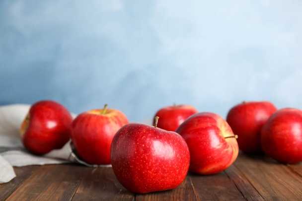 Ripe red apples on wooden table. Space for text - Foto, Imagen