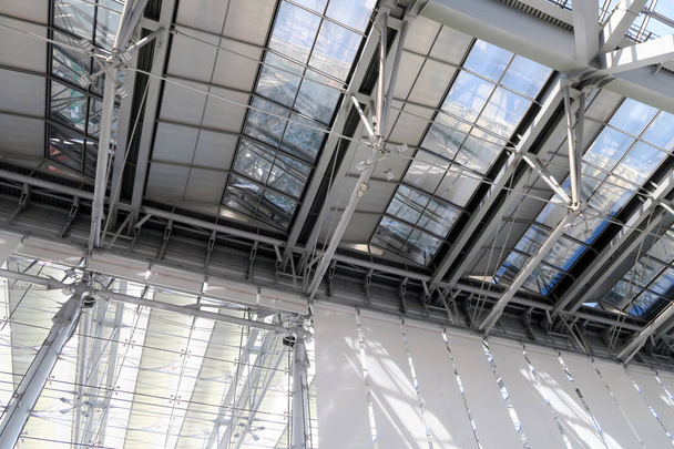 Moderne Dachkonstruktion im Flughafen  - Foto, Bild