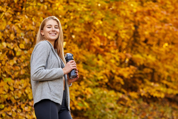 athletic woman holding a clean bottle of water - Foto, Bild