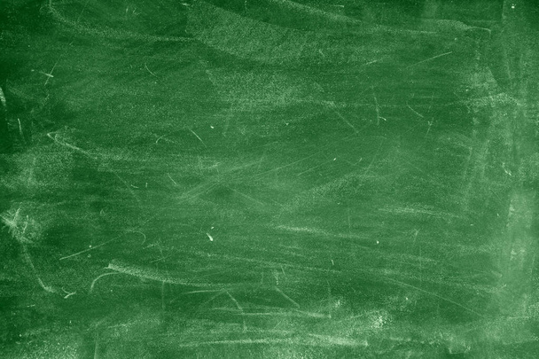 Мел стерт на зеленом фоне доски - Фото, изображение