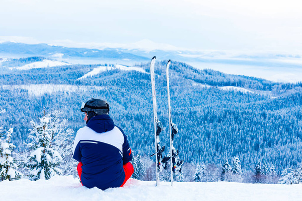 Junger Mann mit Ski in Großaufnahme. Winterurlaub - Foto, Bild