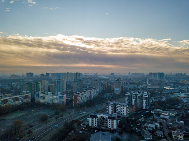 Vol aérien par drone au-dessus de Kiev, brouillard au-dessus de la ville. Matin d'automne. - Photo, image