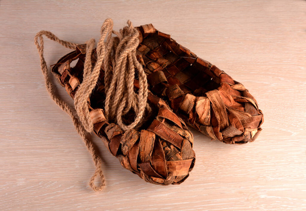 Музей - копия старинной плетеной обуви. - Фото, изображение