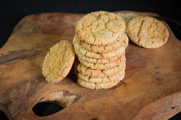 biscotti al miele fatti in casa con crepe su una cornice di legno e sfondo scuro. Foto di alta qualità - Foto, immagini