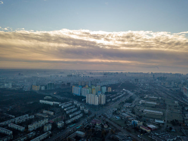 Letecký let dronem nad Kyjevem, opar nad městem. Podzimní ráno. - Fotografie, Obrázek