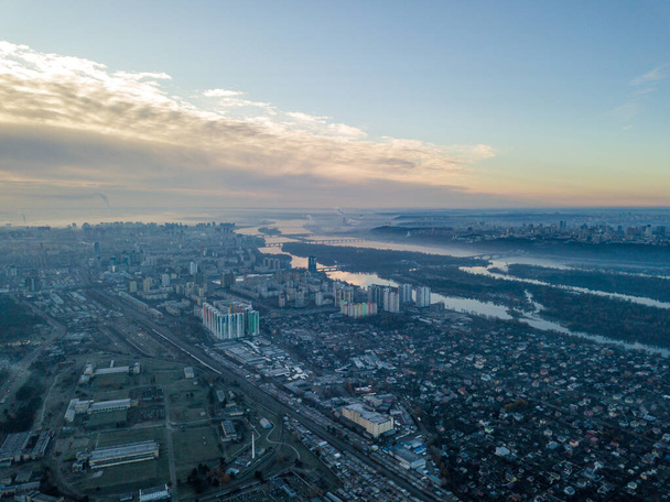 Letecký let nad Kyjevem, opar nad městem. Podzimní ráno, řeka Dněpru je vidět na obzoru. - Fotografie, Obrázek